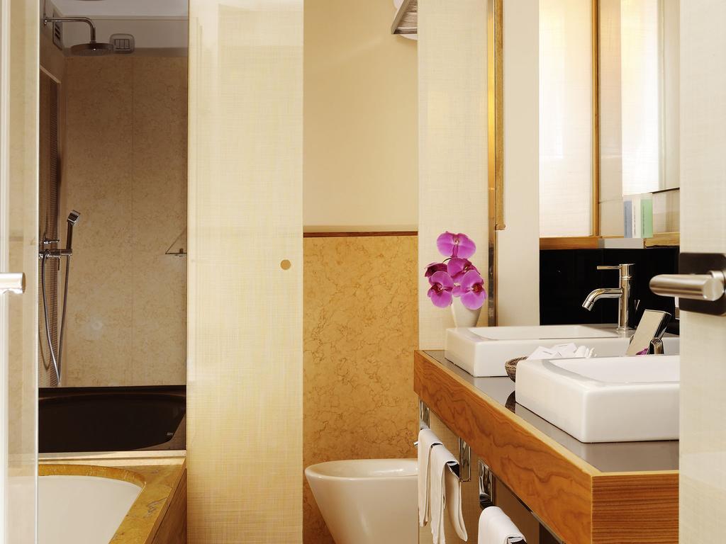 Mario De' Fiori 37 Hotel Рим Екстериор снимка