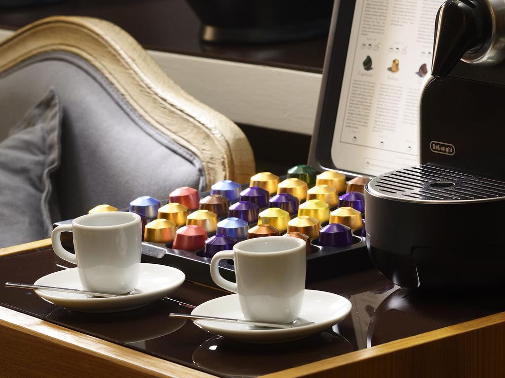 Mario De' Fiori 37 Hotel Рим Екстериор снимка